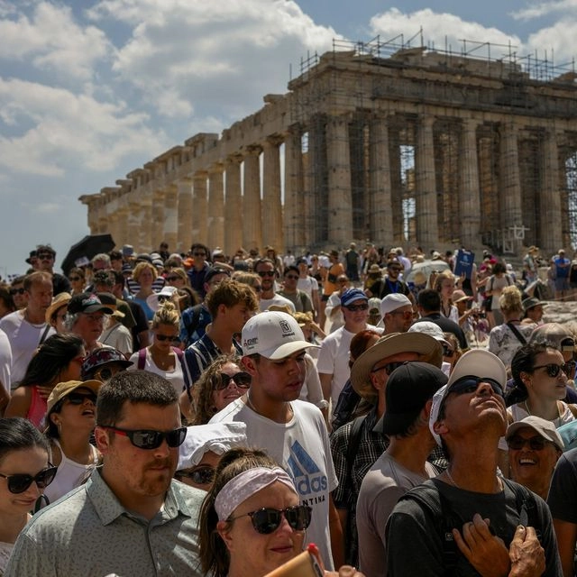Η βαριά βιομηχανία του τουρισμού: Κέρδη για λίγους, βάρος για πολλούς