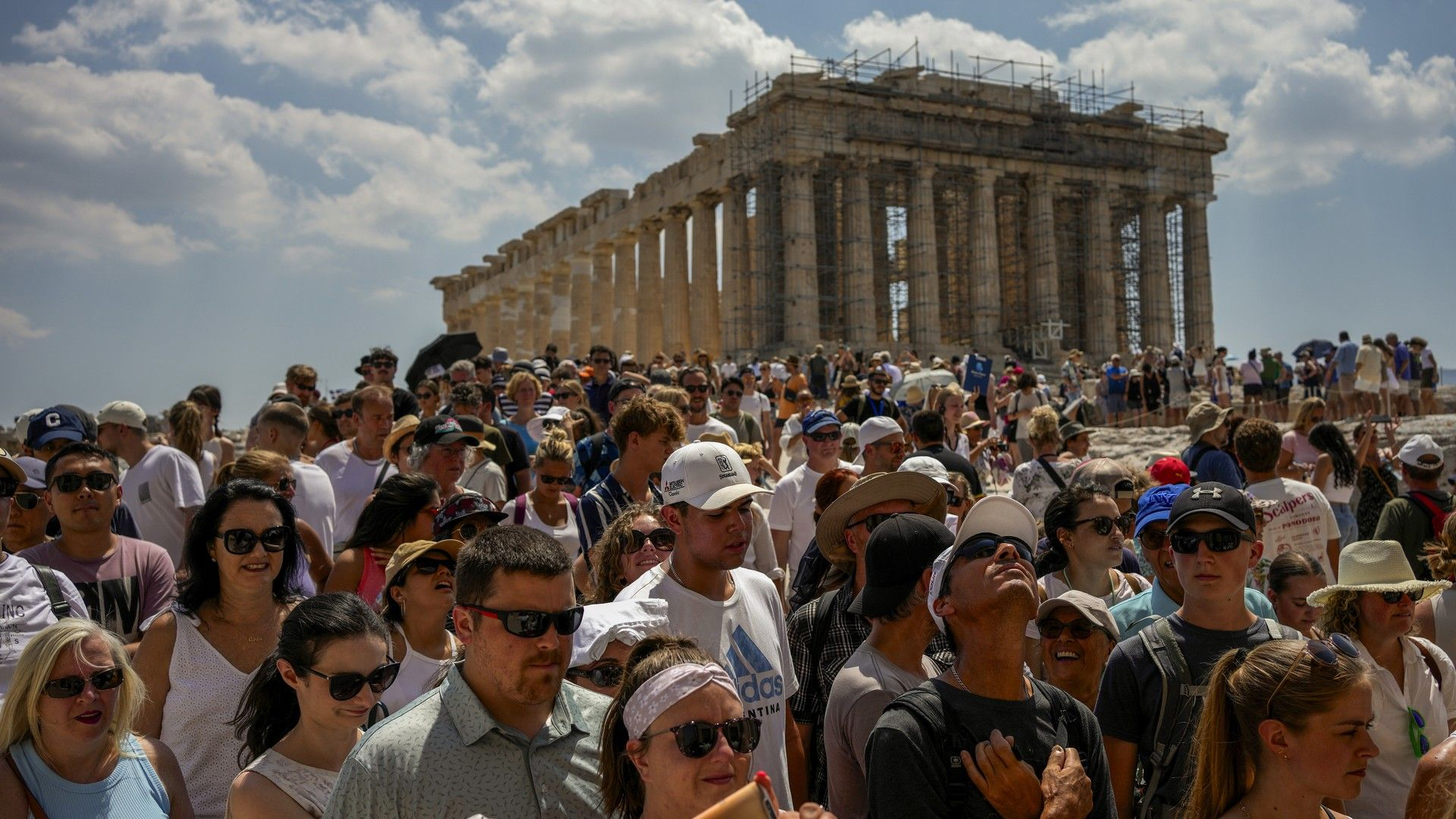 Η βαριά βιομηχανία του τουρισμού: Κέρδη για λίγους, βάρος για πολλούς