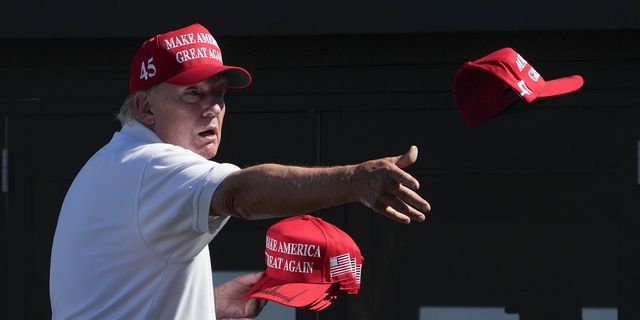 Υποστηρικτές του Τραμπ καίνε τα MAGA καπέλα τους μετά τους χειρισμούς στην υπόθεση Έπσταϊν