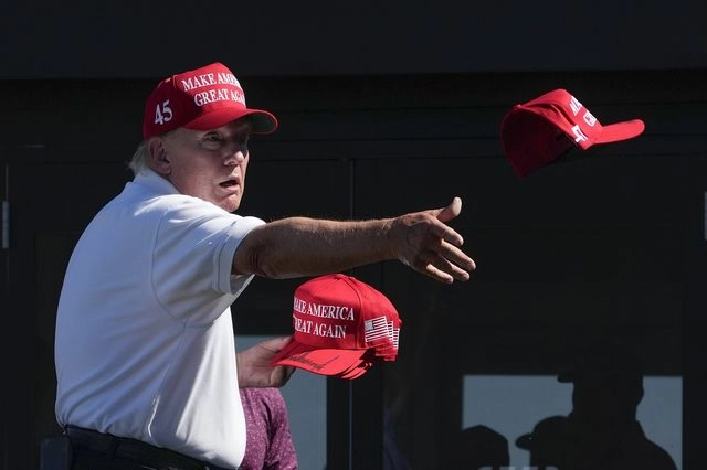 Υποστηρικτές του Τραμπ καίνε τα MAGA καπέλα τους μετά τους χειρισμούς στην υπόθεση Έπσταϊν