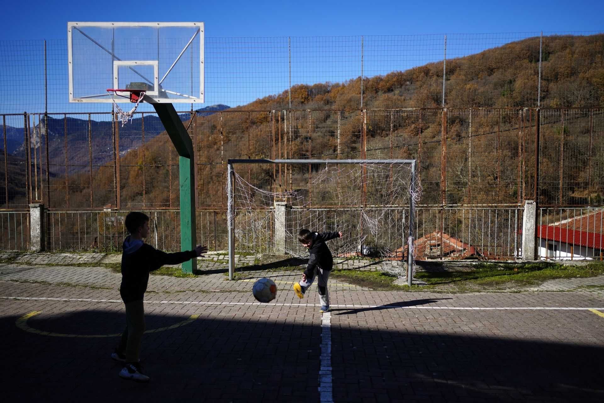Παιδάκια παίζουν σε σχολείο της επαρχίας 