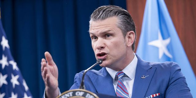 Πιτ Χέγκσεθ: Το ψέμα στο οποίο βασίστηκε για να “παγώσει” στρατιωτική βοήθεια στην Ουκρανία