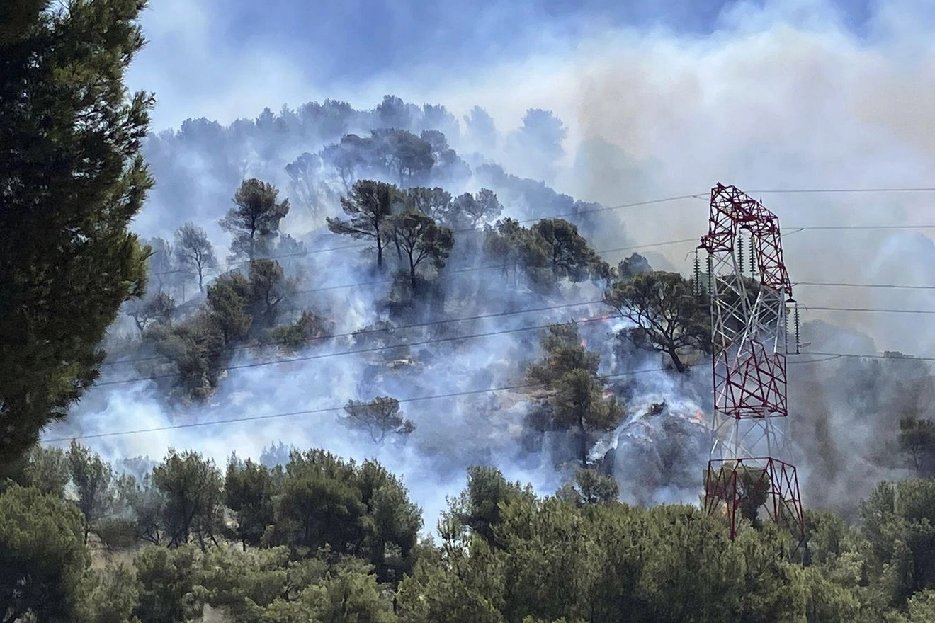 Μεγάλη φωτιά στη Μασσαλία: Με γεννήτρια νοσοκομείο της πόλης – Κλειστό το αεροδρόμιο