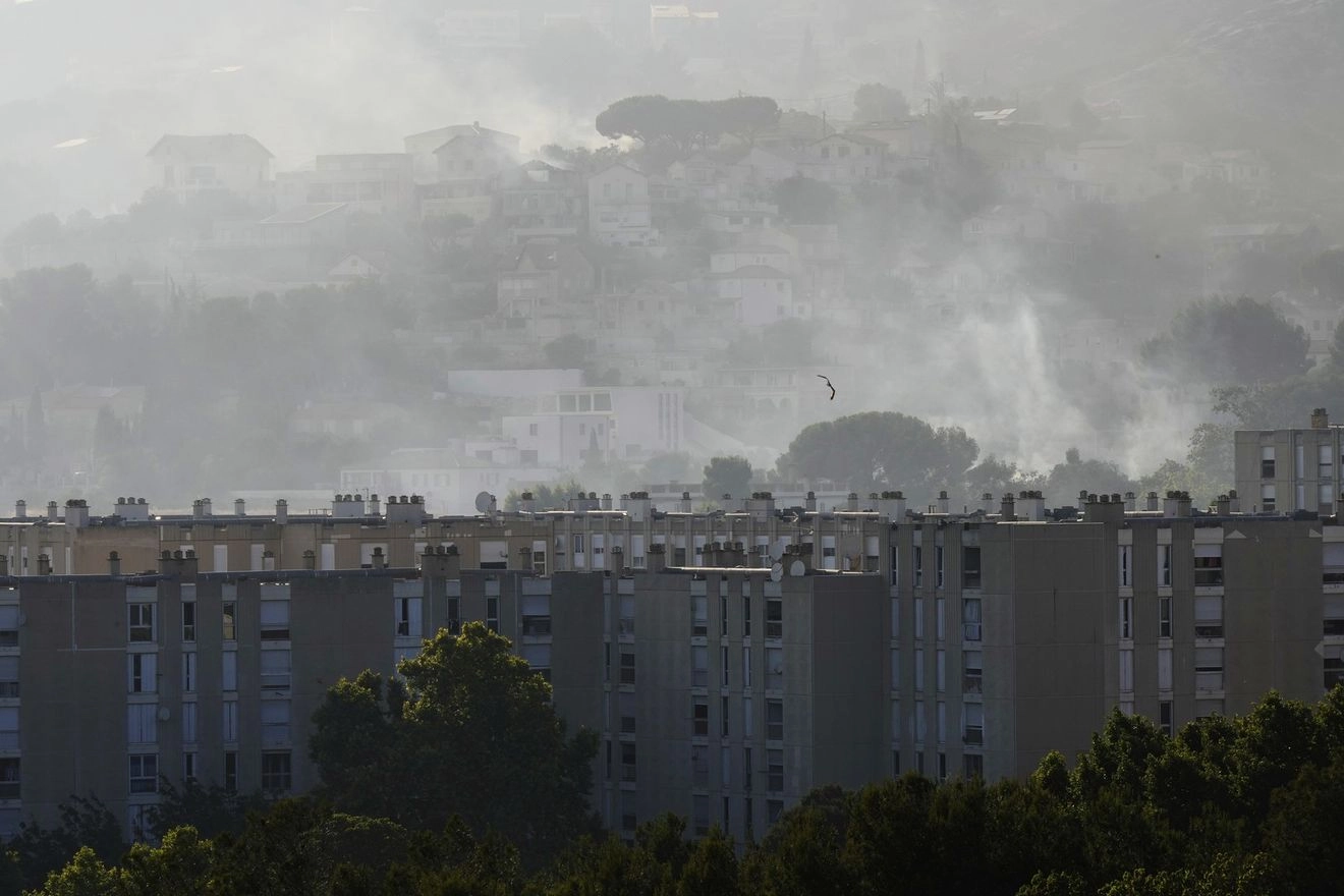 Φωτιά στη Μασσαλία: 7.000 στρέμματα έγιναν στάχτη – Ολονύχτια μάχη με τις φλόγες