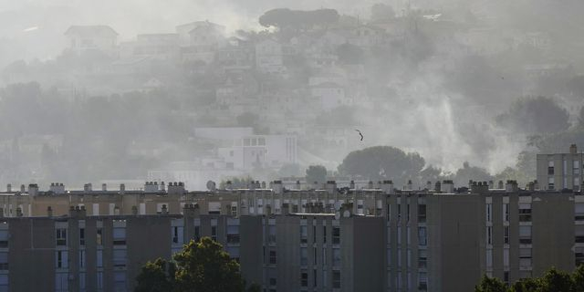 Φωτιά στη Μασσαλία: 7.000 στρέμματα έγιναν στάχτη – Ολονύχτια μάχη με τις φλόγες