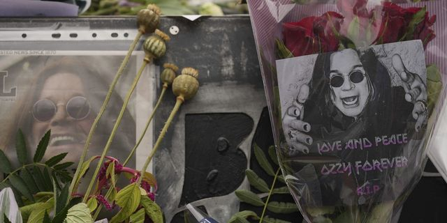 Λουλούδια και φωτογραφίες από τους φαν του Ozzy Osbourne