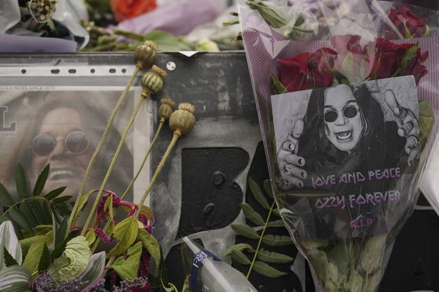 Λουλούδια και φωτογραφίες από τους φαν του Ozzy Osbourne