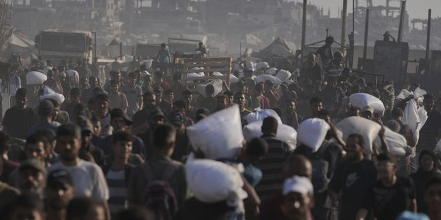 Ξεκίνησαν οι μεταφορές ανθρωπιστικής βοήθειας από την Αίγυπτο προς τη Γάζα