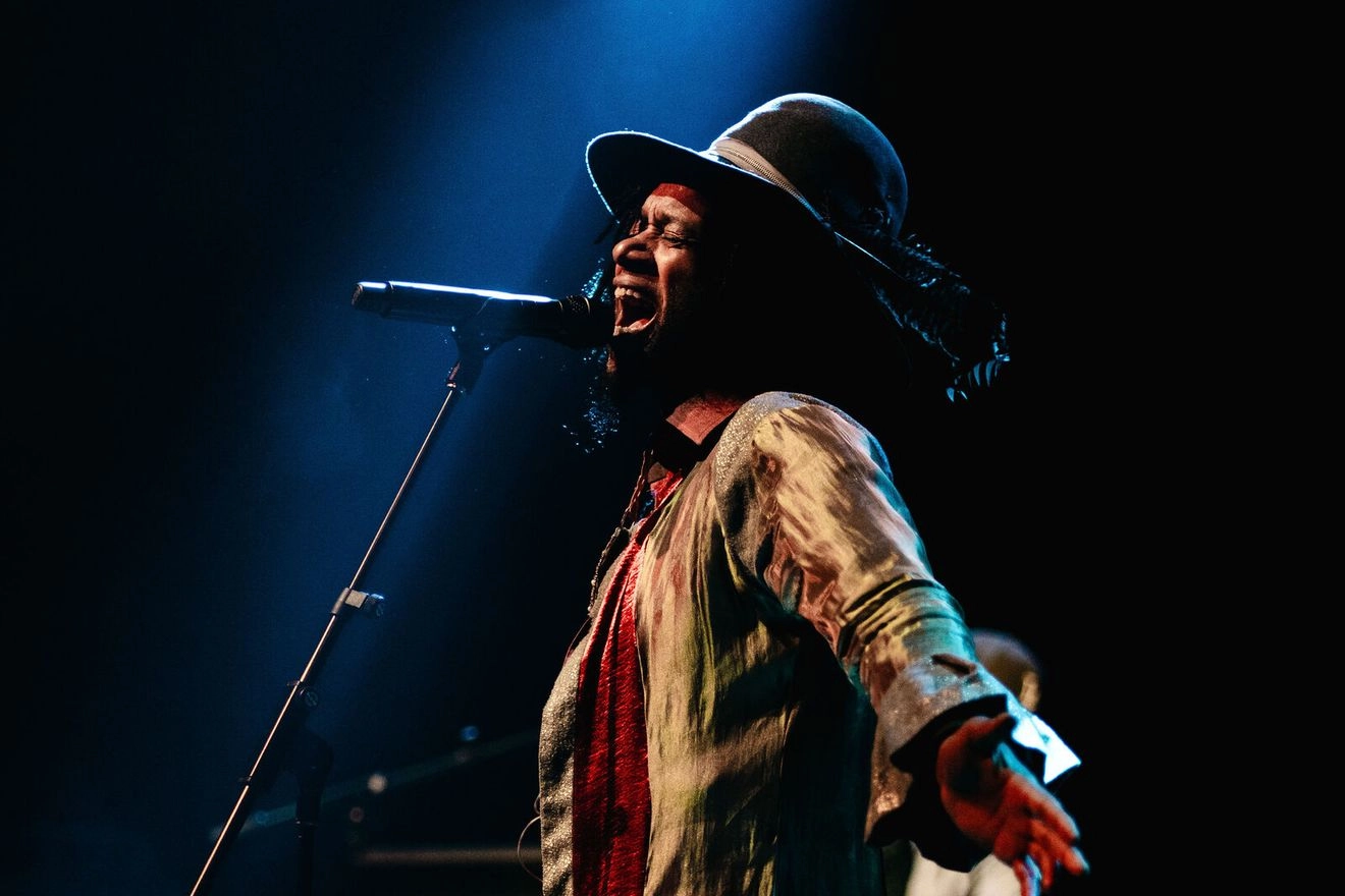 Fantastic Negrito – “Ήμουν σε κώμα για 3 εβδομάδες και κατέστρεψα το χέρι που έπαιζε μουσική”