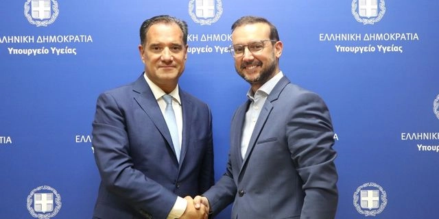 Ο υπουργός Υγείας Άδωνις Γεωργιάδης και ο νέος πρόεδρος του ΕΟΦ Σπύρος Σαπουνάς.