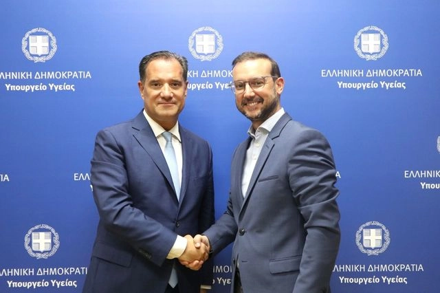 Ο υπουργός Υγείας Άδωνις Γεωργιάδης και ο νέος πρόεδρος του ΕΟΦ Σπύρος Σαπουνάς.