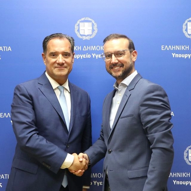 Ο υπουργός Υγείας Άδωνις Γεωργιάδης και ο νέος πρόεδρος του ΕΟΦ Σπύρος Σαπουνάς.