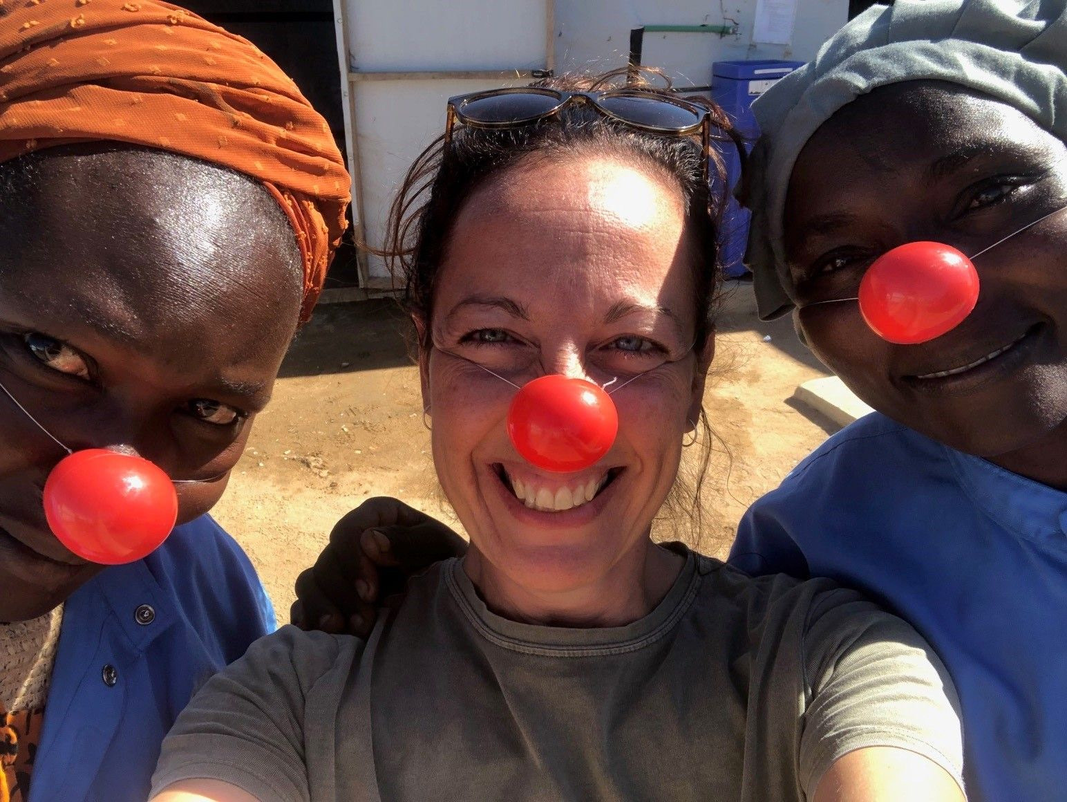 Η Ισμήνη με τους Clowns Sans Frontières (Κλόουν Χωρίς Σύνορα) που έδωσαν παραστάσεις στον καταυλισμό και το νοσοκομείο.