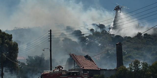 Φωτιά στο Κορωπί: Βελτιωμένη εικόνα – Μάχη με διάσπαρτες εστίες