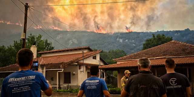 Δύσκολη νύχτα στην Κορινθία – Σκληρή μάχη με τις φλόγες και μπαράζ εκκενώσεων