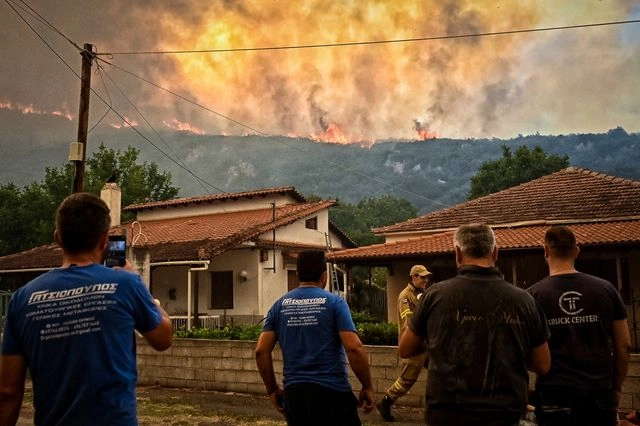 Δύσκολη νύχτα στην Κορινθία – Σκληρή μάχη με τις φλόγες και μπαράζ εκκενώσεων
