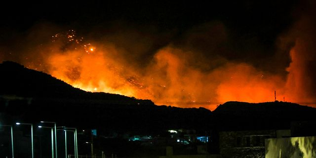 Εφιαλτική νύχτα στο Λασίθι – Απειλούνται σπίτια, κόσμος απομακρύνεται μέσω θαλάσσης