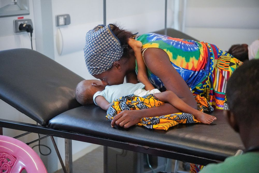 Μία μητέρα με το μωρό της στο παιδιατρικό και μαιευτικό νοσοκομείο των Γιατρών Χωρίς Σύνορα στην Kenema της Σιέρρα Λεόνε