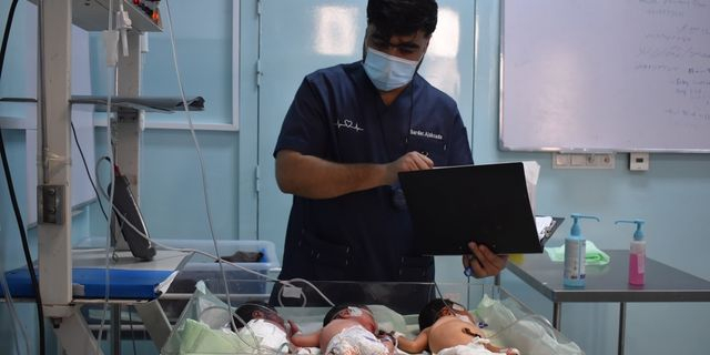 Ο Sardar Durani, 28 ετών, εργάζεται με τους Γιατρούς Χωρίς Σύνορα για πάνω από ένα χρόνο ως νοσηλευτής στη μονάδα εντατικής θεραπείας νεογνών στο Περιφερειακό Νοσοκομείο Mazar-i-Sharif στην επαρχία Balkh. Λέει ότι οι θάλαμοι της μονάδας είναι συνεχώς γεμάτοι, με δύο ή και τρία μωρά να μοιράζονται ένα κρεβάτι και μία θερμοκοιτίδα. Στη φωτογραφία, ο Sardar πραγματοποιεί έναν συνήθη έλεγχο ζωτικών σημείων για τρία βρέφη που μοιράζονταν το ίδιο κρεβάτι.