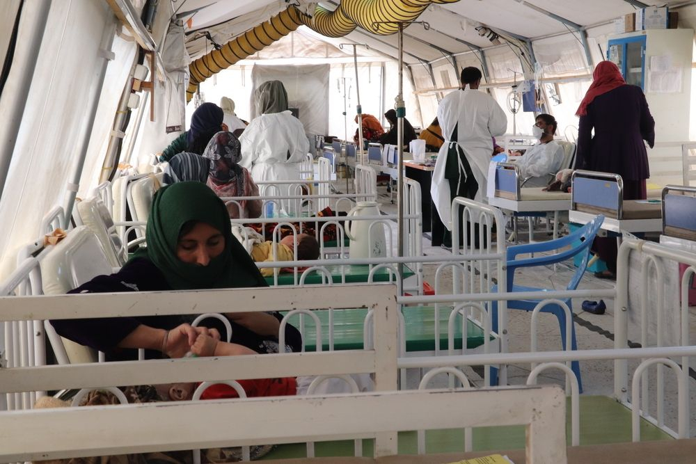 Το ιατρικό προσωπικό των Γιατρών Χωρίς Σύνορα εξετάζει τους ασθενείς που έχουν εισαχθεί στην ειδική σκηνή απομόνωσης για την ιλαρά στο Περιφερειακό Νοσοκομείο της Herat.