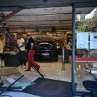 Νίκαια: Πώς το αυτοκίνητο εισέβαλε στο σούπερ μάρκετ, τραυματίζοντας 3 άτομα