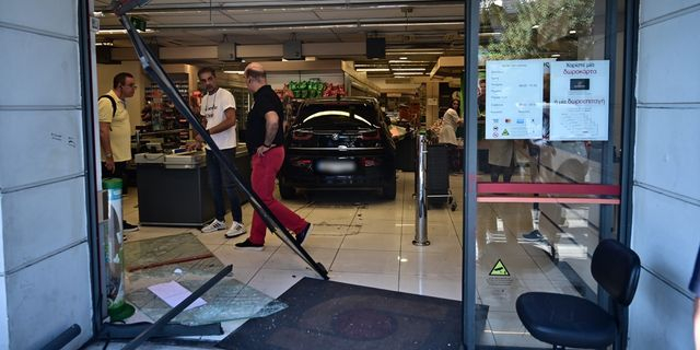 Νίκαια: Πώς το αυτοκίνητο εισέβαλε στο σούπερ μάρκετ, τραυματίζοντας 3 άτομα