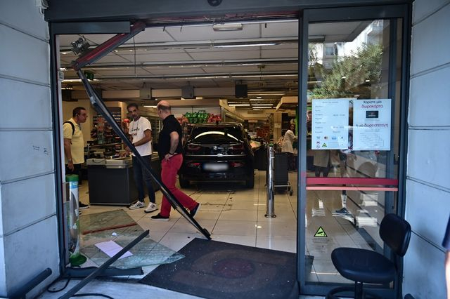 Νίκαια: Πώς το αυτοκίνητο εισέβαλε στο σούπερ μάρκετ, τραυματίζοντας 3 άτομα