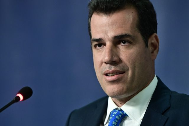 Πλεύρης σε αντιμεταναστευτικό οίστρο: “Κομμένο το μενού με κρέας και ψάρι, δεν είμαστε ξενοδοχείο”