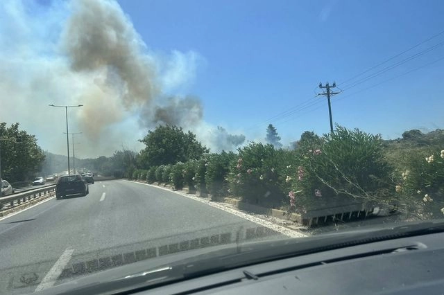 Μεγάλη φωτιά στη Ραφήνα δίπλα σε διάσπαρτες κατοικίες – Εκκενώνονται οικισμοί