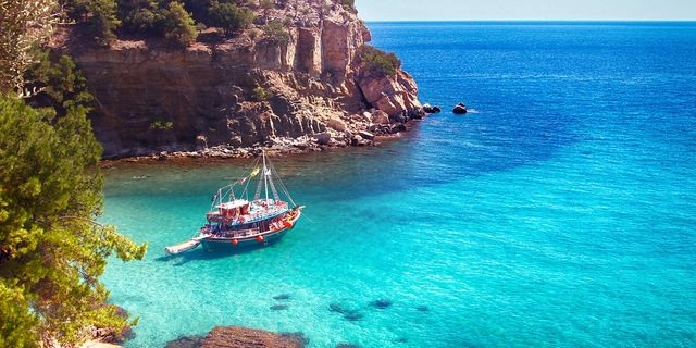 “Της Γριάς το Πήδημα” και ακόμη 6 παραλίες με περίεργα ονόματα