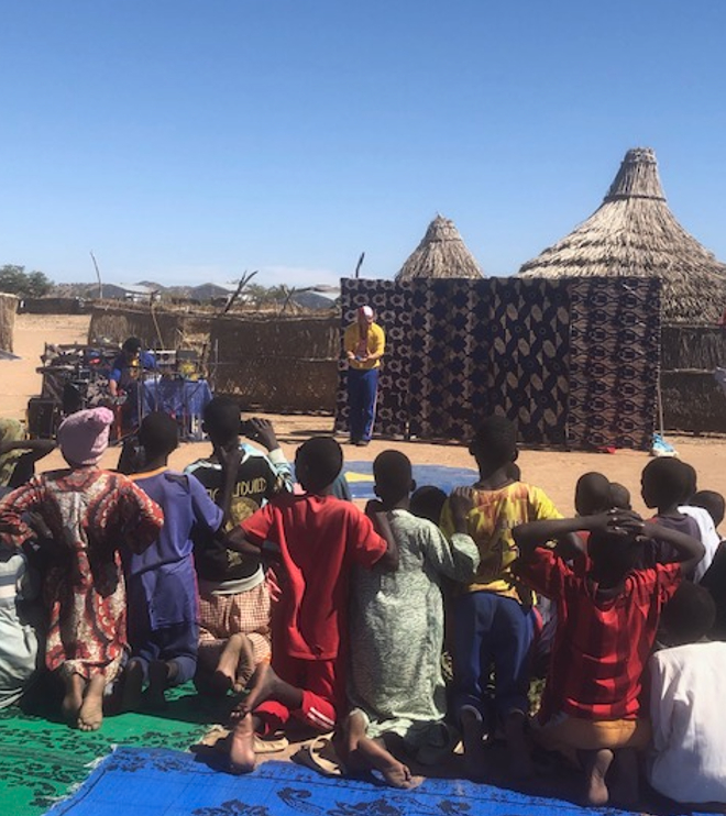 Η Ισμήνη με τους Clowns Sans Frontières (Κλόουν Χωρίς Σύνορα) που έδωσαν παραστάσεις στον καταυλισμό και το νοσοκομείο.