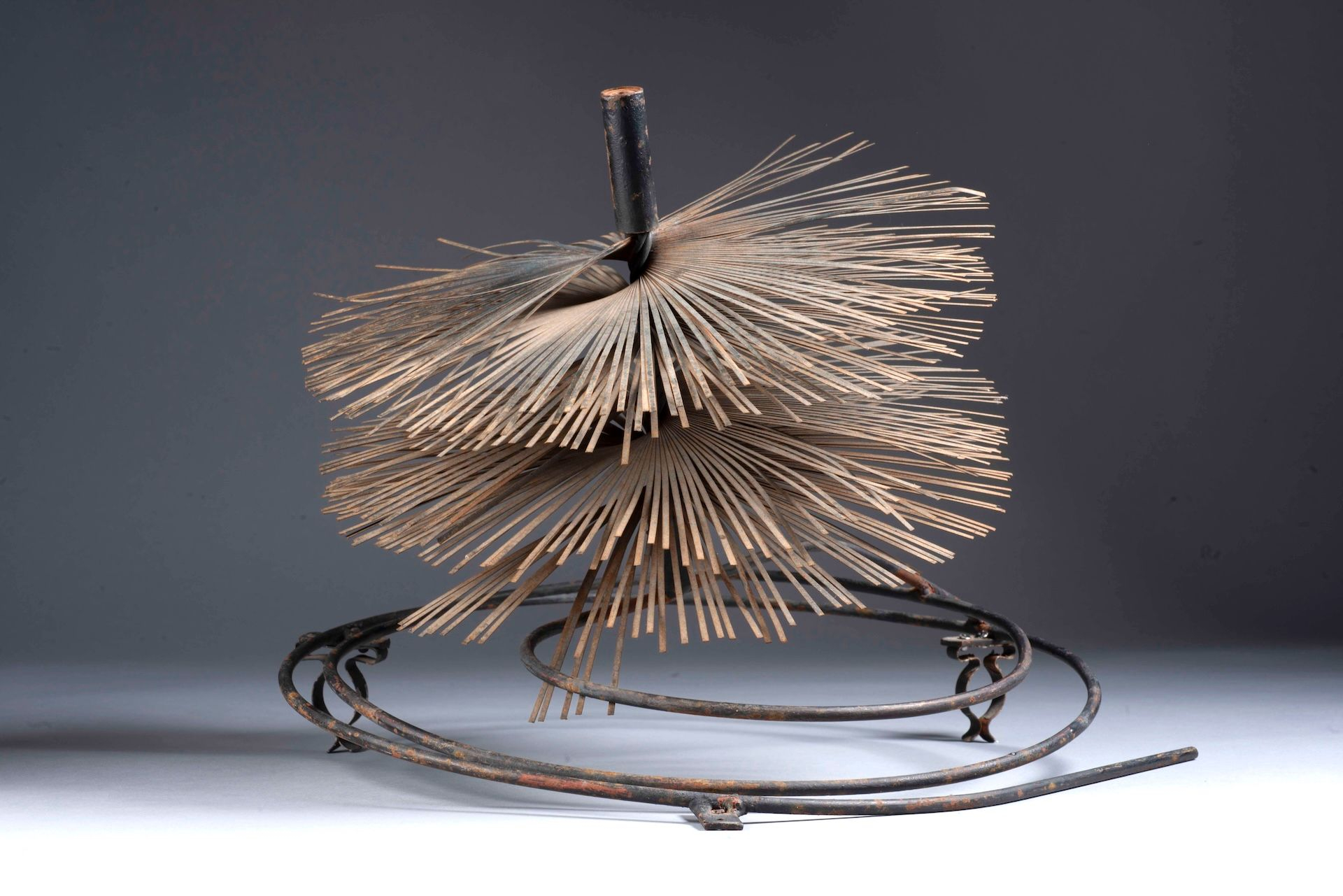 Φυτό και ζώο, 1957. Σίδηρος, 32 × 38 εκ. Συλλογή Ιδρύματος Takis © Takis Foundation - Research Center for the Art and the Sciences / ADAGP, Paris / ΟΣΔΕΕΤΕ, Αθήνα 2025