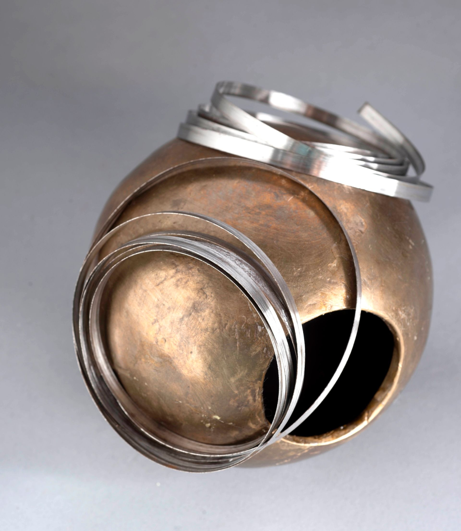 Μαγνητικό κενό, 2016. Μπρούντζος, μαγνήτες, σίδηρος, λάστιχο, 12 × 12,5 εκ. Συλλογή Ιδρύματος Takis 