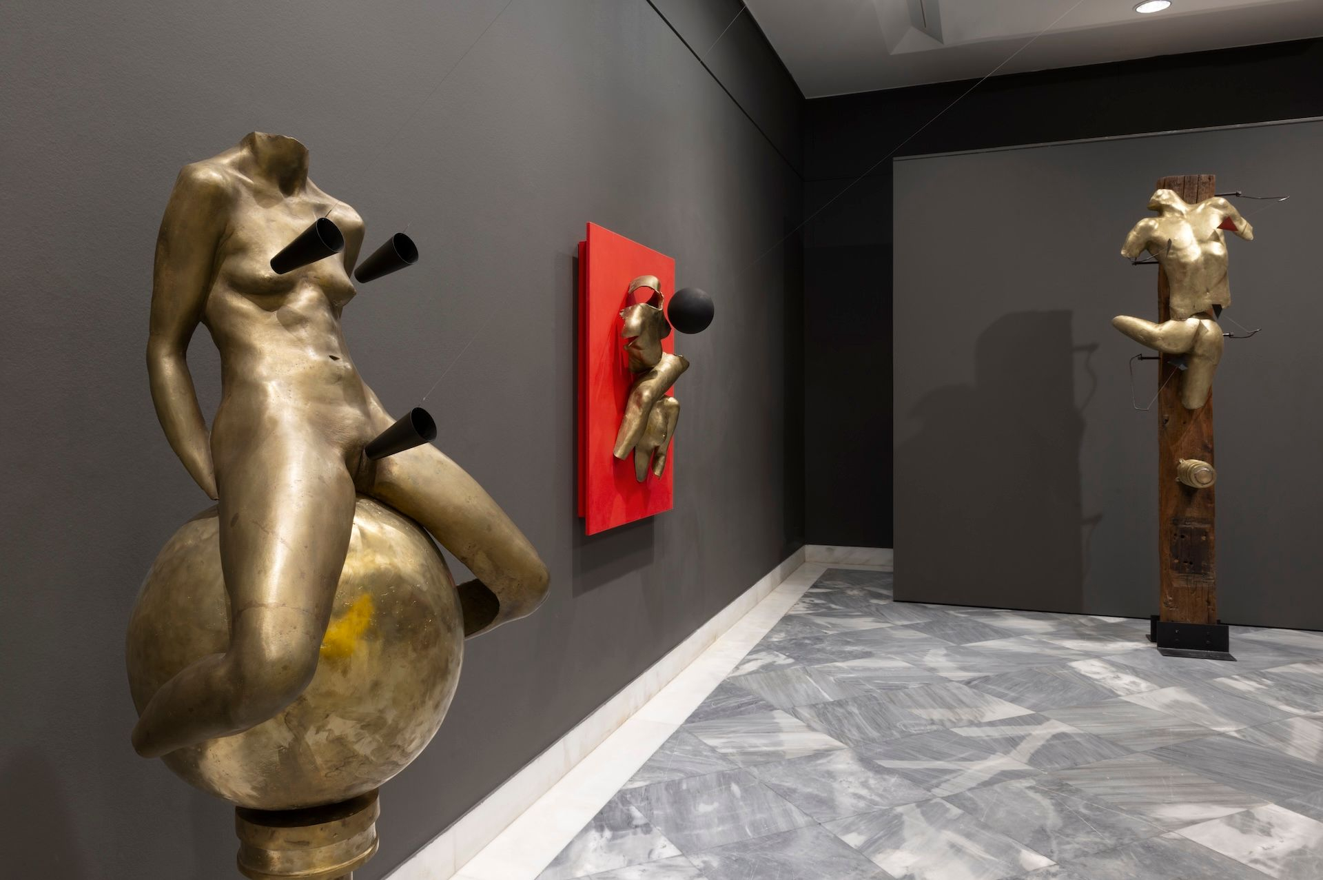 Άποψη της έκθεσης “Takis 1∞” στο Μουσείο Σύγχρονης Τέχνης στην Άνδρο. 