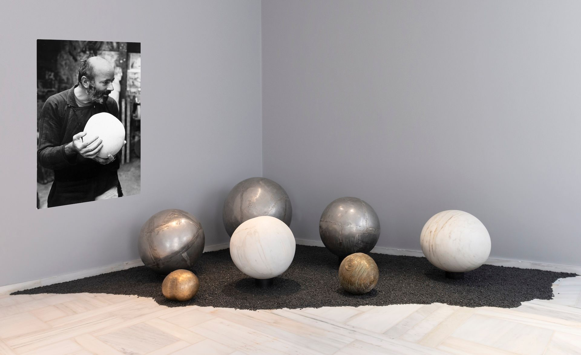 Άποψη της έκθεσης “Takis 1∞” στο Μουσείο Σύγχρονης Τέχνης στην Άνδρο. 