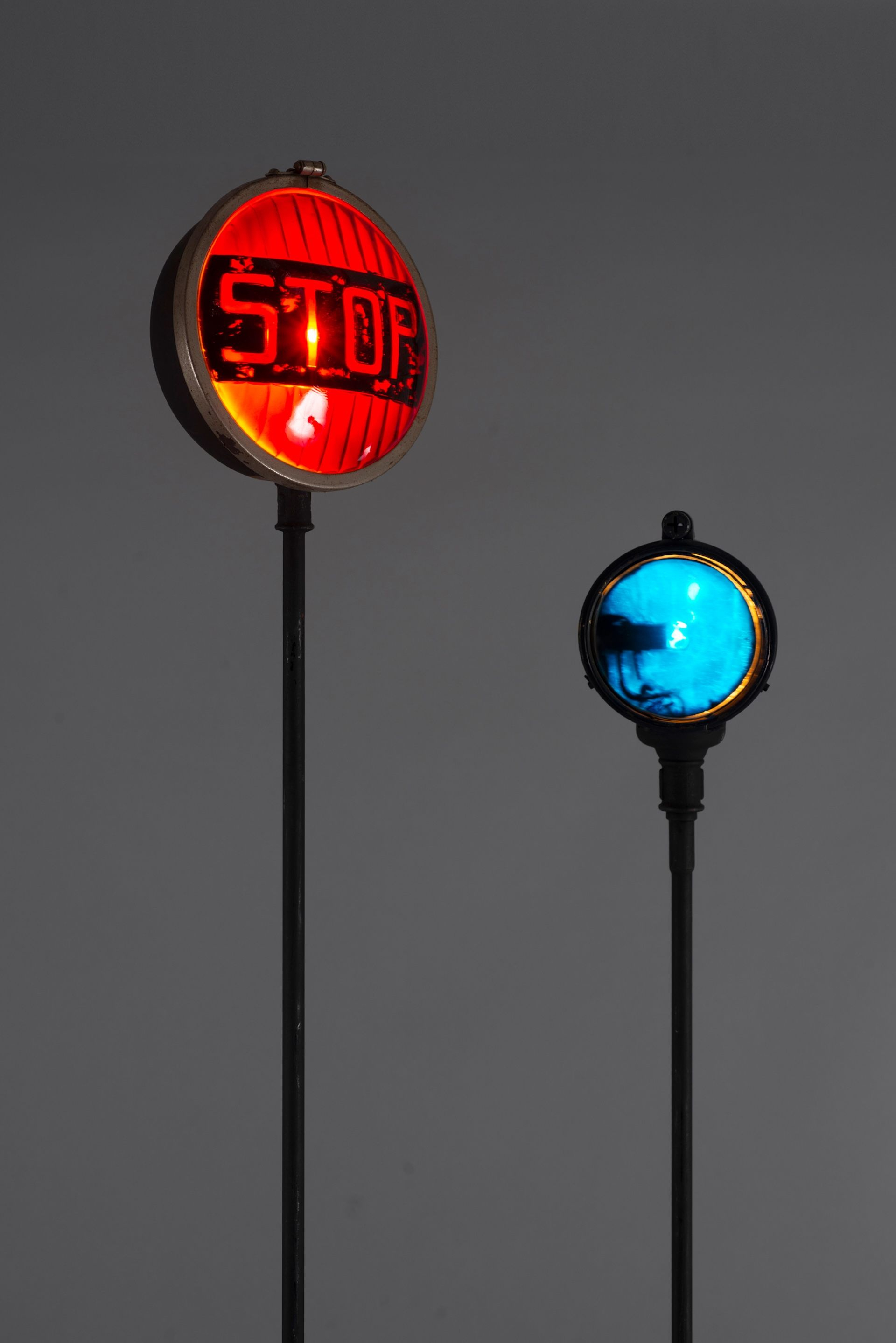 Φωτεινό σινιάλο (λεπτομέρεια), 1976.  Ατσάλι, σίδηρος, γυαλί, ηλεκτρικός κινητήρας, 241 × 35 × 35 εκ.  Συλλογή Ιδρύματος Βασίλη & Ελίζας Γουλανδρή 