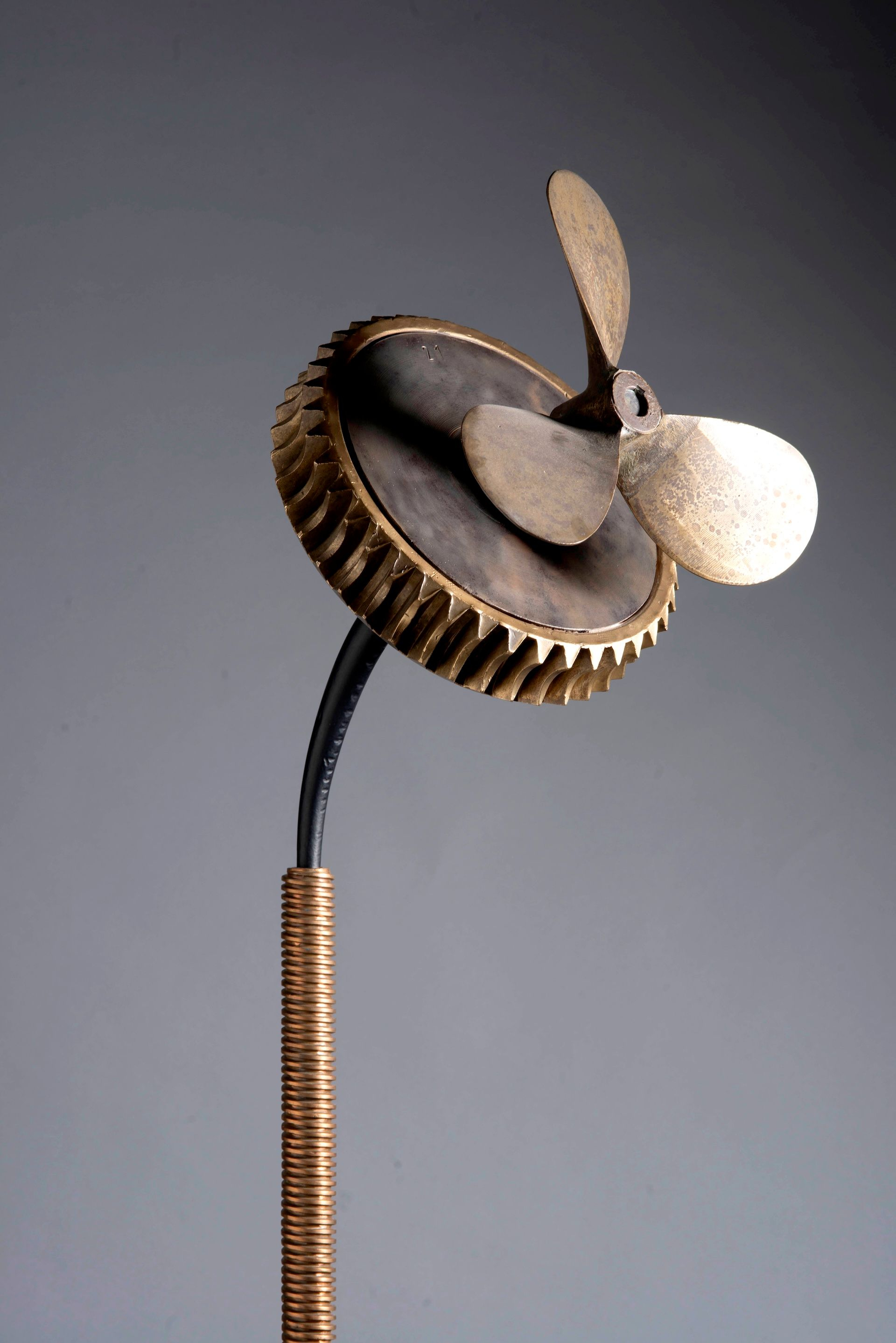 Λουλούδι Takis (λεπτομέρεια), 1978. Επιχρωματισμένος σίδηρος, 222 × 50 εκ. Συλλογή Ιδρύματος Takis 