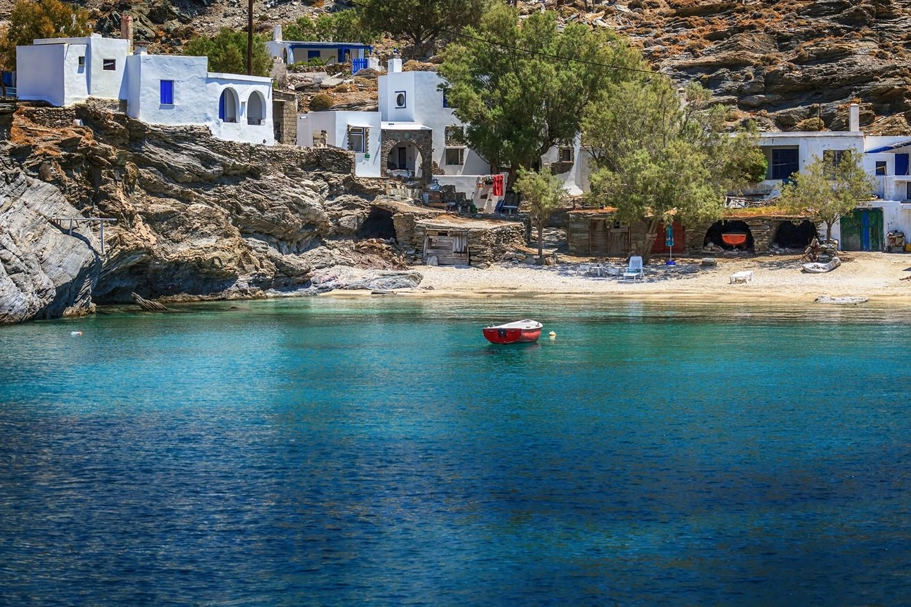 Τήνος: Ταξίδι στο νησί της Παναγίας και του windsurfing