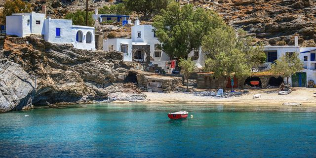 Τήνος: Ταξίδι στο νησί της Παναγίας και του windsurfing