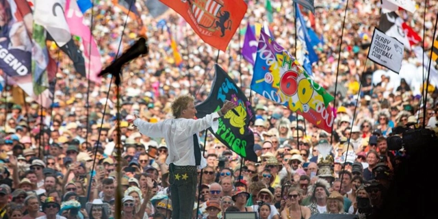 Glastonbury 2025: Πώς είναι να βρίσκεσαι στο μεγαλύτερο μουσικό φεστιβάλ στον κόσμο;