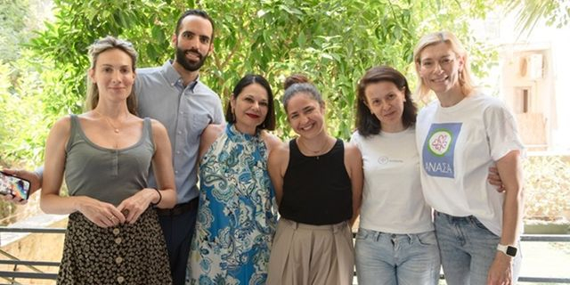 H Κωνσταντίνα Βαϊοπούλου, sυντονίστρια ενός εκ των ξενώνων, ‘The HOME Project’, o Στέλιος Βελλής, διευθυντής Ανάπτυξης και Επικοινωνίας, ‘The HOME Project’, η Μελίνα Θωμαΐδου, Head of Communications & Patient Relations, AbbVie, η Μαρία Καλδάνη, Επιχειρησιακή Διευθύντρια, ‘The HOME Project, η Μαίρη Σιγανού, Διευθύντρια, «ΑΝΑΣΑ», η Ζέτα Δούκα, πρόεδρος ΑΝΑΣΑ.