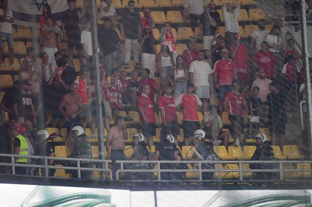 Νέα Φιλαδέλφεια: Ένταση με αστυνομία και οπαδούς μετά το ματς ΑΕΚ – Μπερ Σεβά