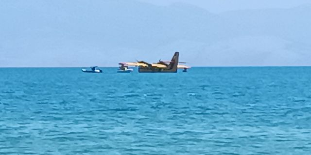 Προσθαλάσσωση πυροσβεστικού αεροσκάφους στον Κορινθιακό – Σώοι οι 2 πιλότοι
