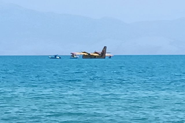 Προσθαλάσσωση πυροσβεστικού αεροσκάφους στον Κορινθιακό – Σώοι οι 2 πιλότοι