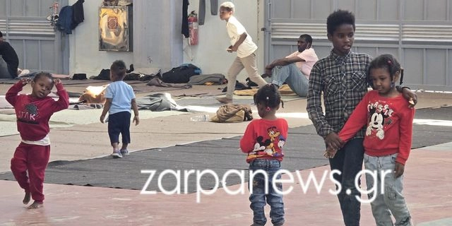 Παιδιά στη δομή μεταναστών στην Αγιά