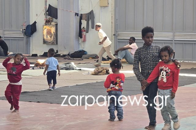 Παιδιά στη δομή μεταναστών στην Αγιά