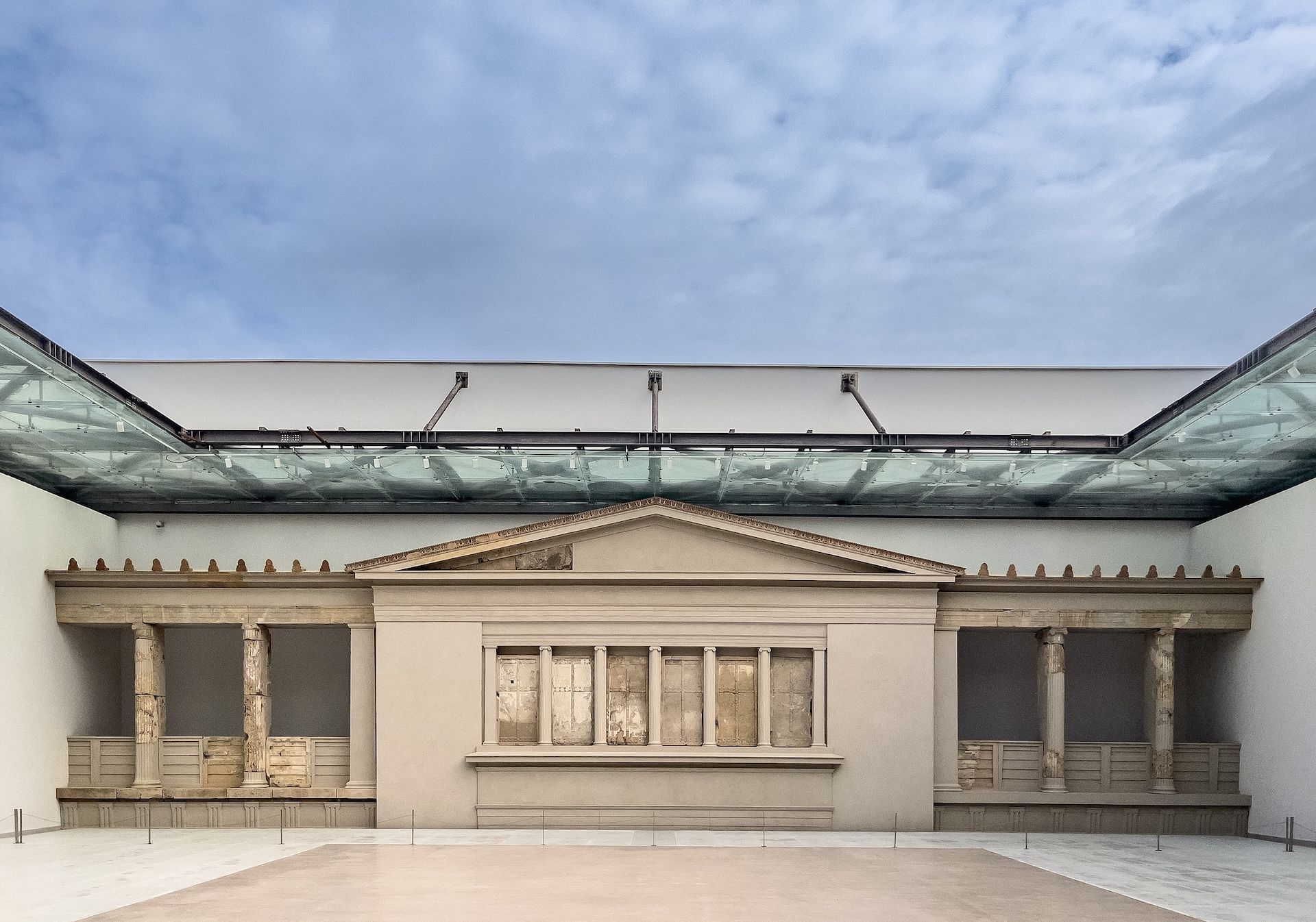 Αιγές, Κεντρικό Μουσειακό Κτήριο, αίθριο Ανακτόρου, Πρόπυλο