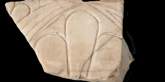 Θραύσμα μαρμάρινης σίμης από αρχαϊκό ναό της Ακρόπολης των Αθηνών (6ος αι. π.Χ.)