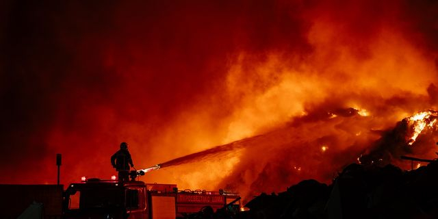 Σε εξέλιξη βρίσκεται επιχείρηση κατάσβεσης πυρκαγιάς από δυνάμεις της Πυροσβεστικής σε χώρο εναπόθεσης ανακυκλώσιμων υλικών στην περιοχή της Αμφιτρίτης του Δήμου Αλεξανδρούπολης