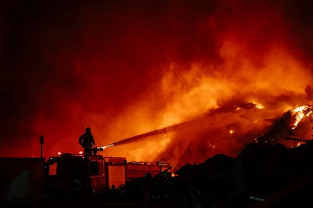 Σε εξέλιξη βρίσκεται επιχείρηση κατάσβεσης πυρκαγιάς από δυνάμεις της Πυροσβεστικής σε χώρο εναπόθεσης ανακυκλώσιμων υλικών στην περιοχή της Αμφιτρίτης του Δήμου Αλεξανδρούπολης